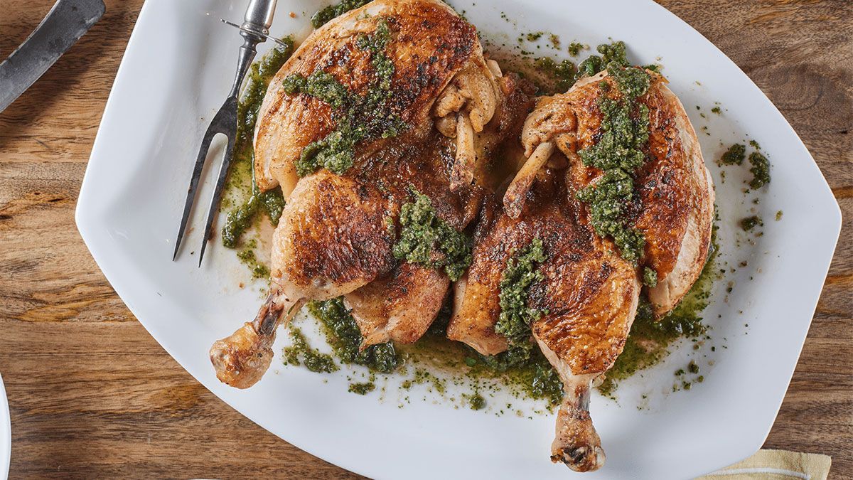 Nada más rico que elaborar esta exquisita receta de chimichurri y agregarle al pollo asado. Nada más rico que elaborar esta exquisita receta de chimichurri y agregarle al pollo asado.