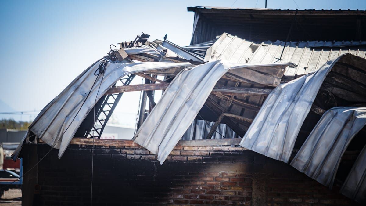Los galpones quedaron destruidos tras el incendio que quemó todo a su paso. Los galpones quedaron destruidos tras el incendio que quemó todo a su paso.