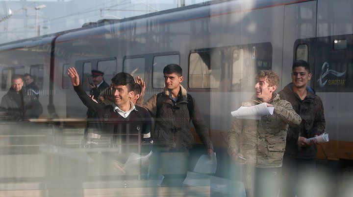 Catorce niños migrantes viajan a Gran Bretaña desde Calais