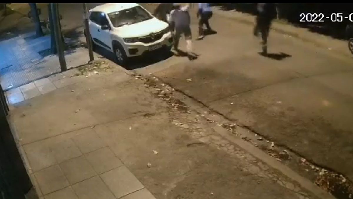 Cámara de seguridad. La víctima fue atacada por tres sujetos con una navaja.