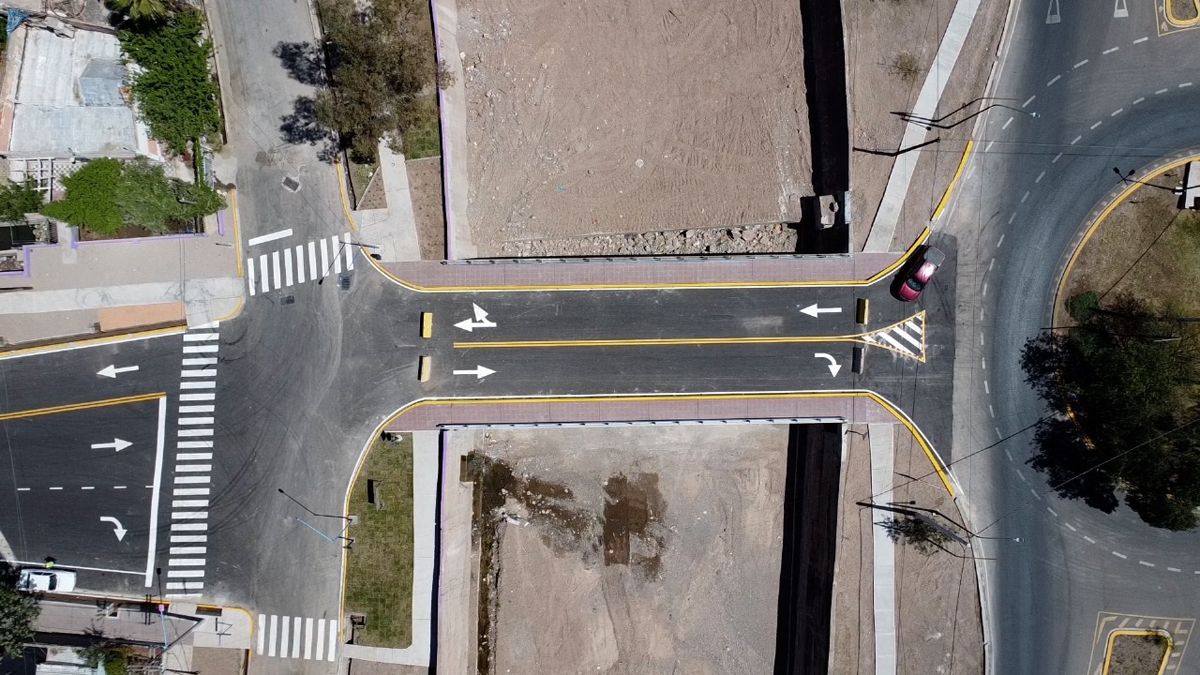 Vista aérea del puente que un Godoy Cruz con el Parque.