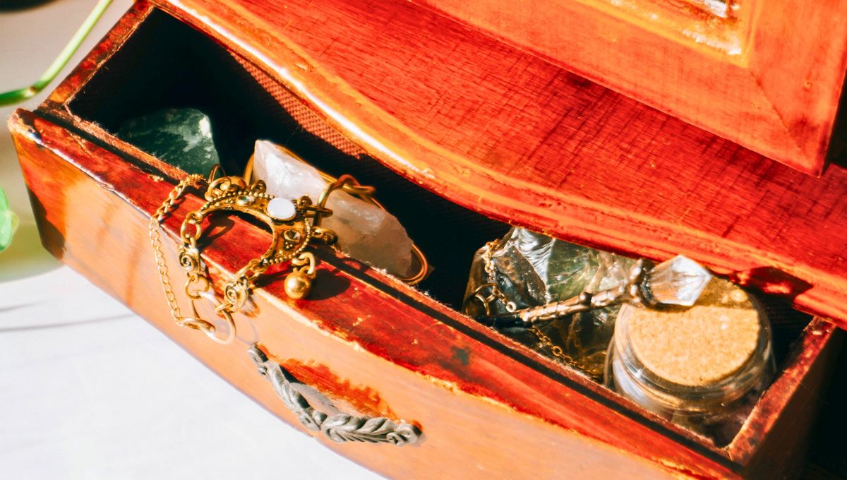 Este problema es muy frecuente en los cajones de madera más viejos que no tienen carretes laterales. Este problema es muy frecuente en los cajones de madera más viejos que no tienen carretes laterales. 