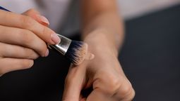 La base de maquillaje ayuda a disimular imperfecciones, manchas, enrojecimientos y poros dilatados. Imagen: Pixabay.