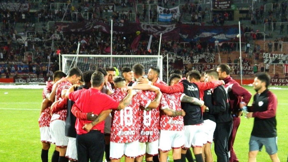 Los jugadores concentrados en la previa de los penales.