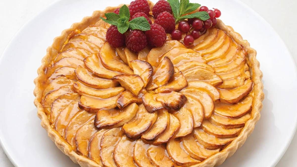 Tarta de manzanas invertida, una de las recetas dulces más deliciosas y económicas.