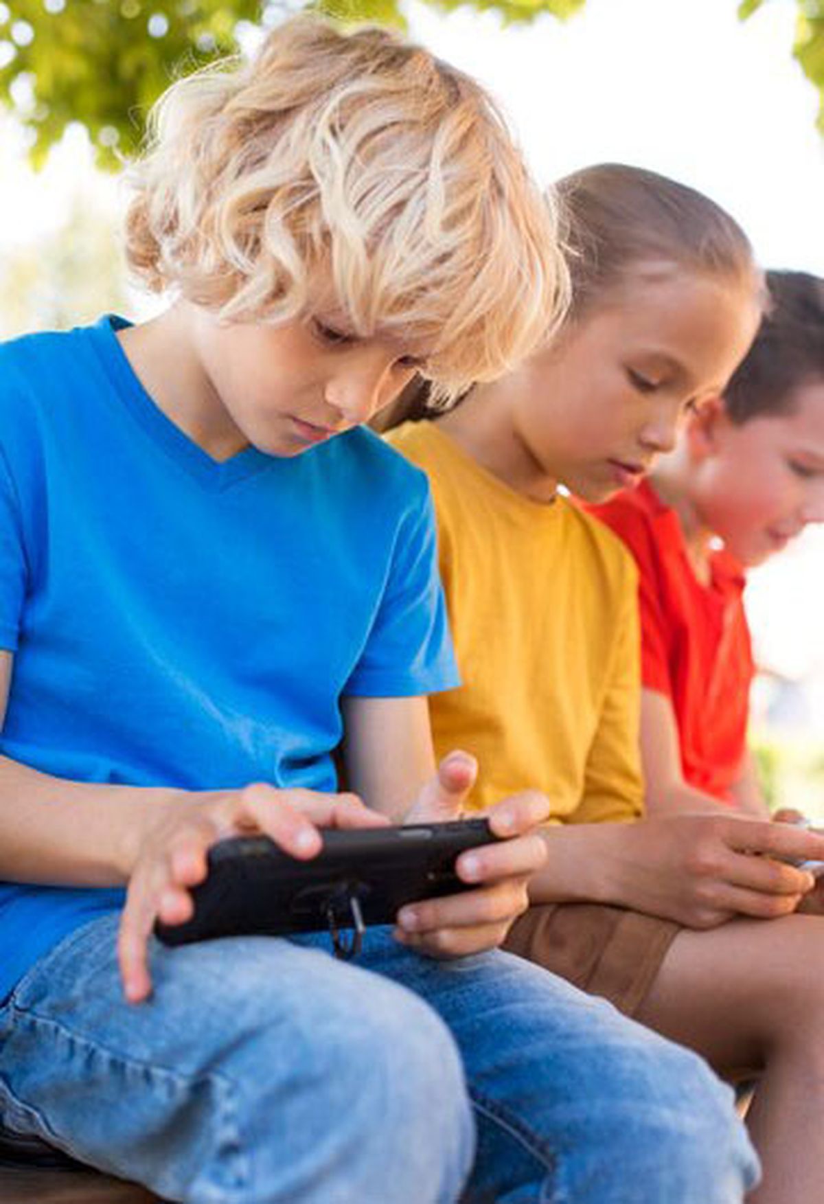 Actualmente los niños reciben su primer celular a los 10 años. Para Bill Gates es muy pronto. Actualmente los niños reciben su primer celular a los 10 años. Para Bill Gates es muy pronto.