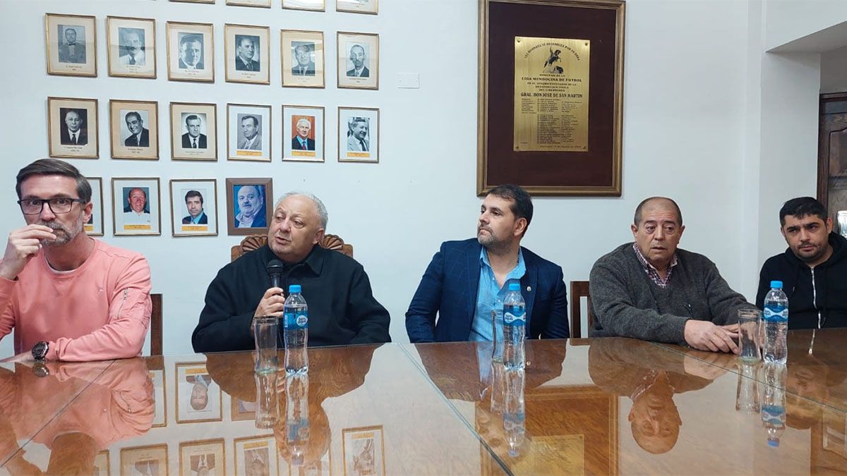 Omar Sperdutti, el titular de la Liga Mendocina de Fútbol, salió al cruce de los cuestionamientos.