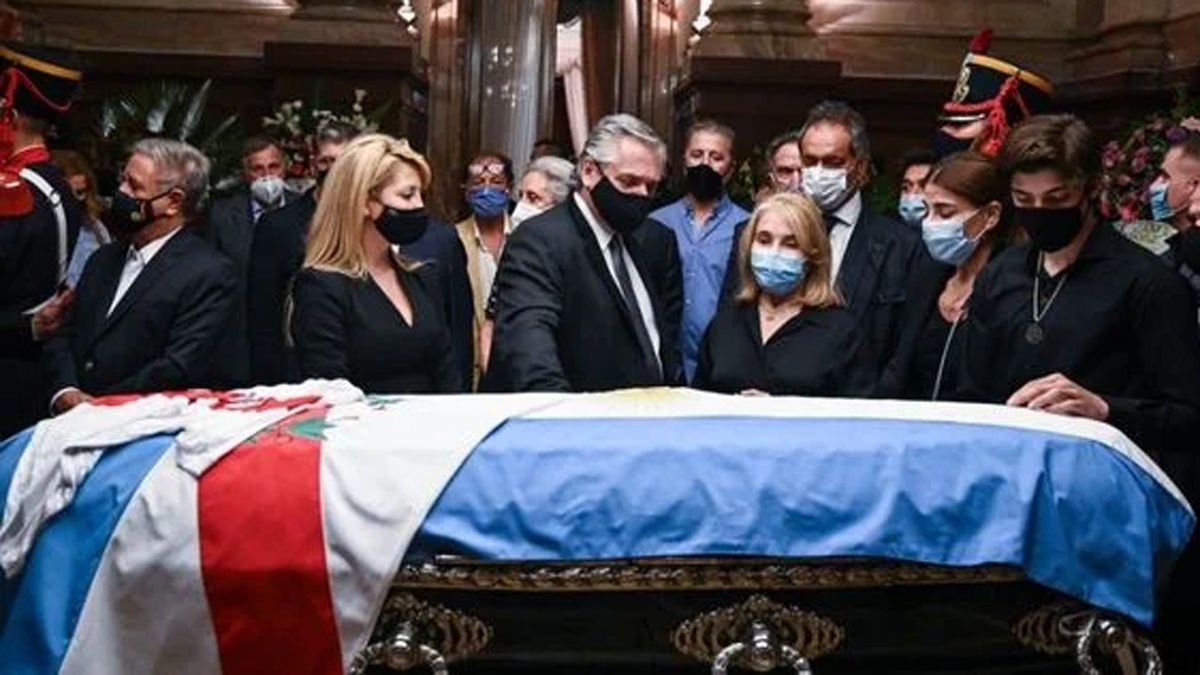Alberto Fernández y Fabilola Yáñez en el velorio de Menem