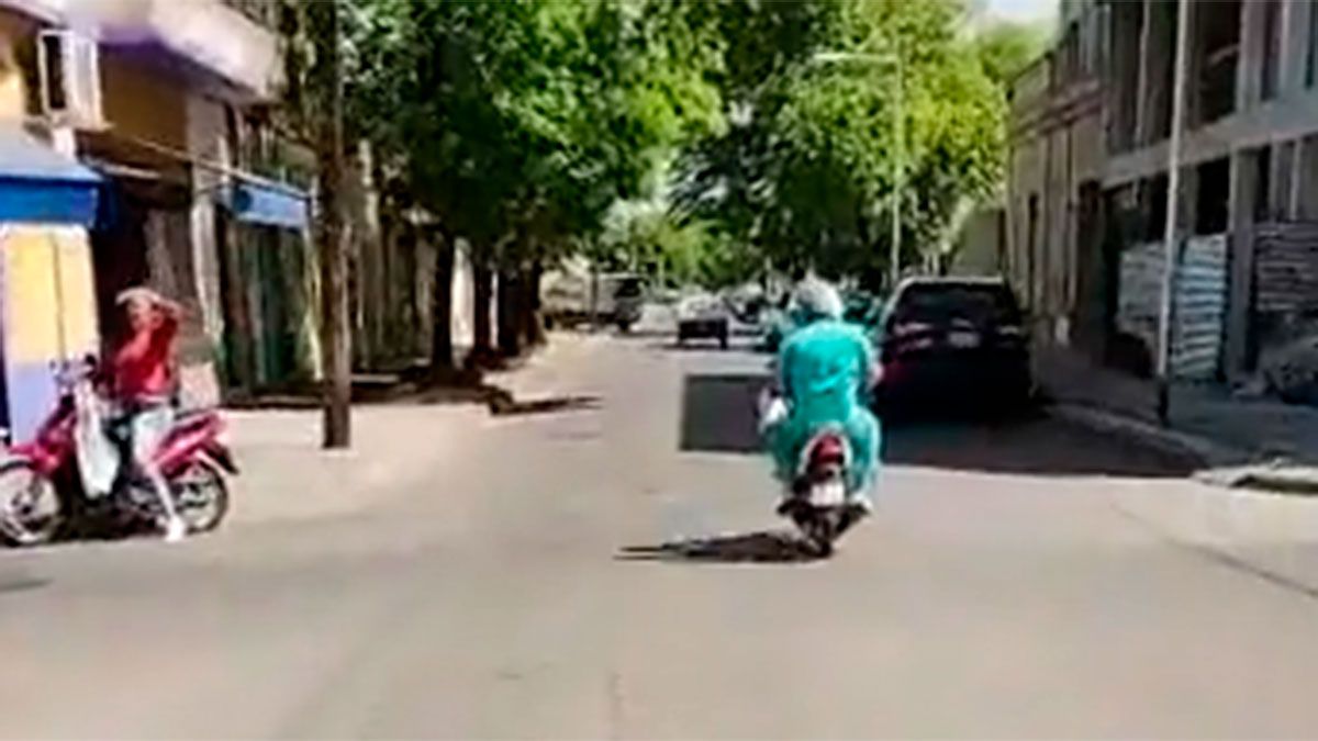 El profesional de la Salud tuvo que recurrir a un motoquero que pasaba por el lugar para que lo lleve al centro asistencial.