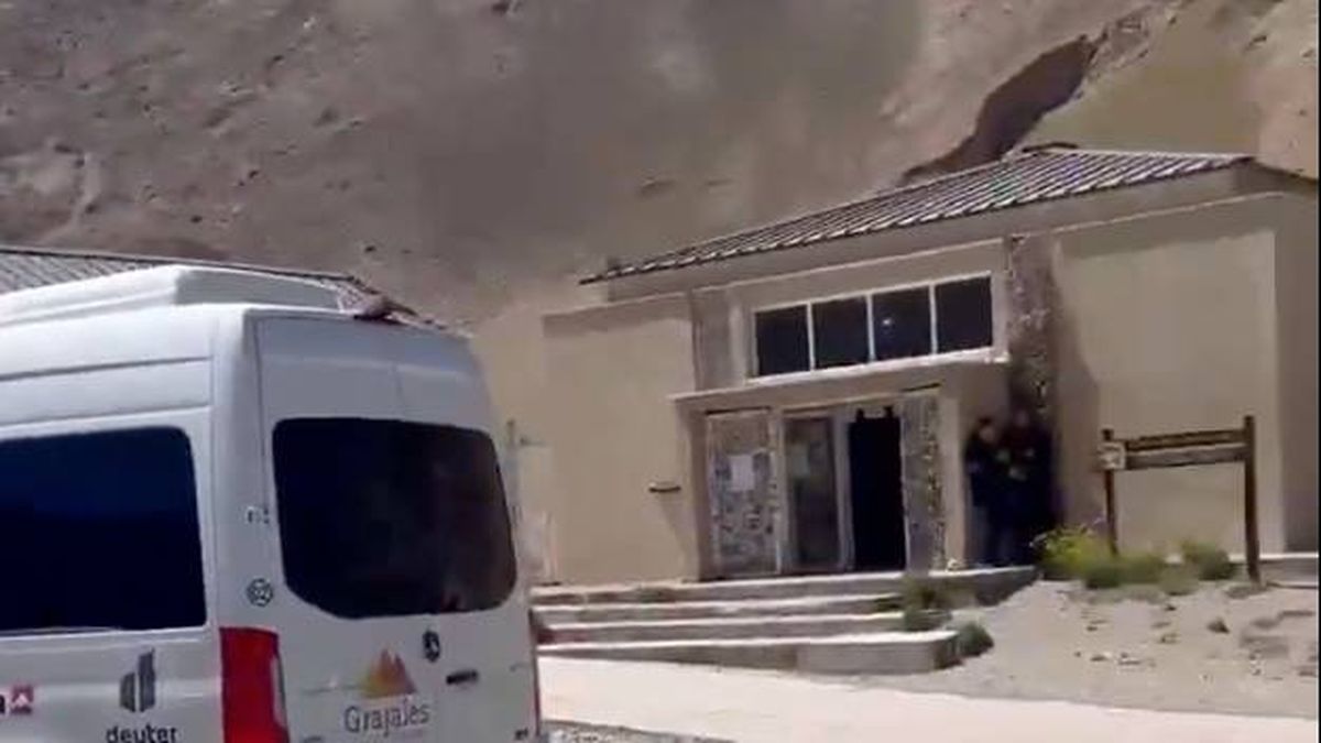 Este martes se podía ver el cartel de los baños clausurados del centro de visitantes del parque Aconcagua.