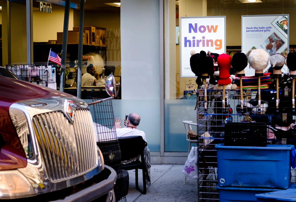 Un cartel en el que se anuncia la contratación de empleados en una tienda de Estados Unidos. Crédito: EFE. Un cartel en el que se anuncia la contratación de empleados en una tienda de Estados Unidos. Crédito: EFE.