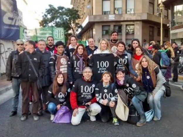Trabajadores del INDEC realizaron su abrazo de protesta número cien