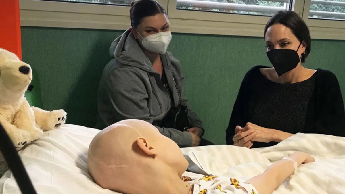 La actriz Angelina Jolie visitó un hospital de Ucrania donde se encuentran niños internados