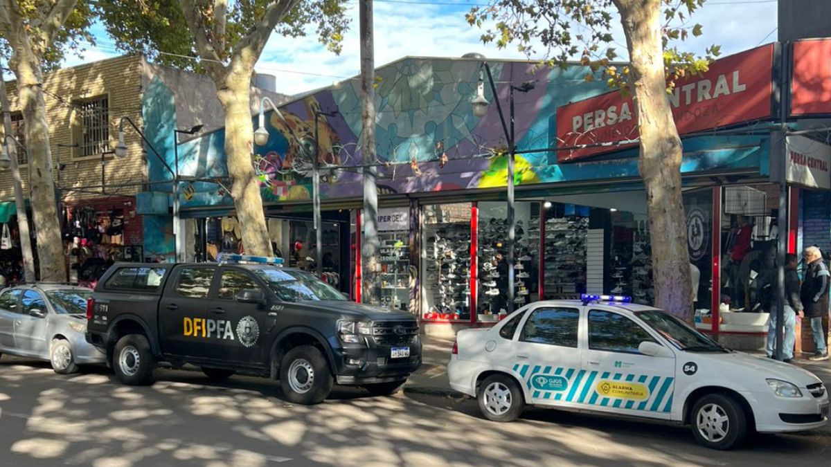 Un local del persa de calle España está en la mira de la Justicia Federal por contrabando de mercadería. Este lunes habrá novedades en la causa.