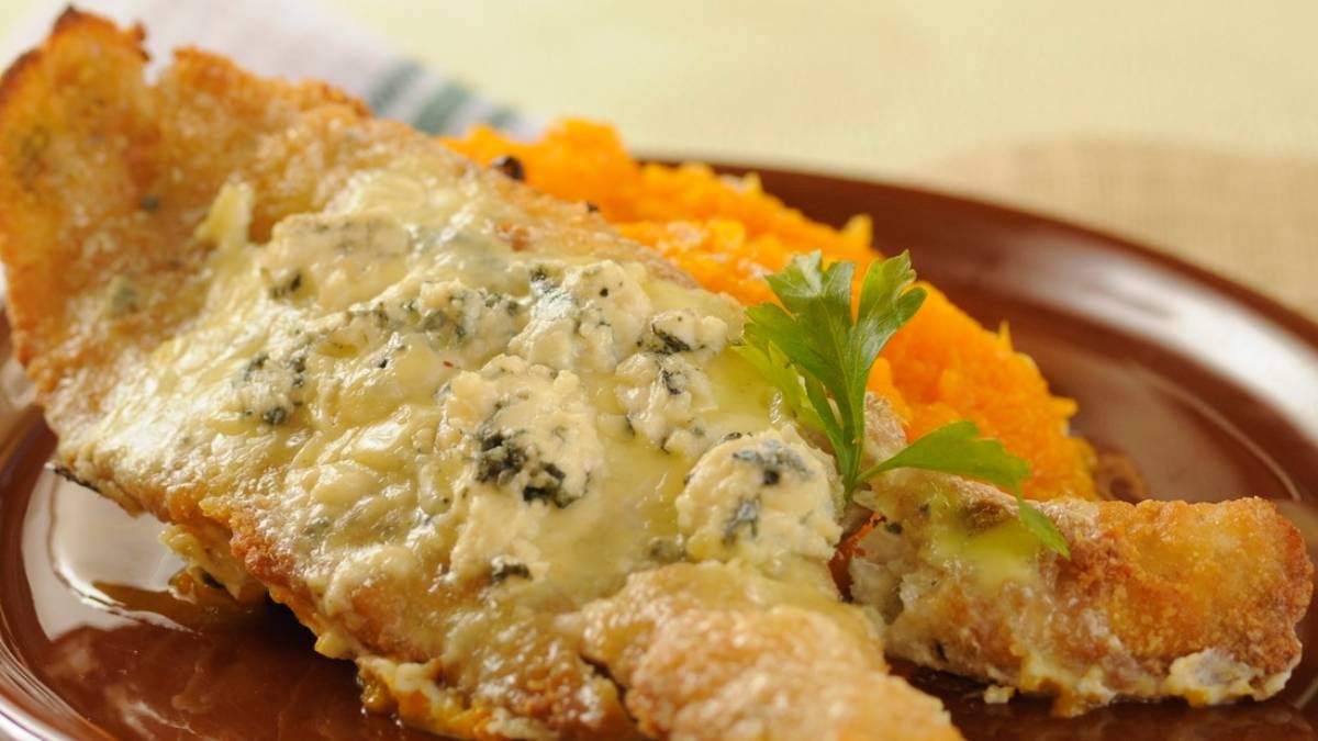 Recetas: merluza al roquefort para Semana Santa.