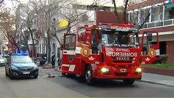 El incendio en el departamento del noveno piso del edificio del barrio de Constitución se originó a las 6 de este domingo, provocando la muerte de una mujer