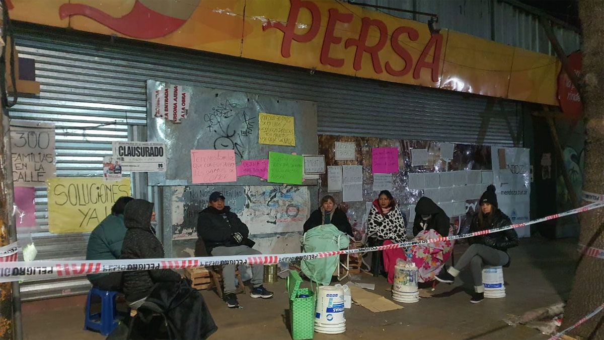 Los feriantes hicieron guardias nocturnas en la puerta del persa incendiado para evitar ser desalojados por la Municipalidad de Capital. Los feriantes hicieron guardias nocturnas en la puerta del persa incendiado para evitar ser desalojados por la Municipalidad de Capital.