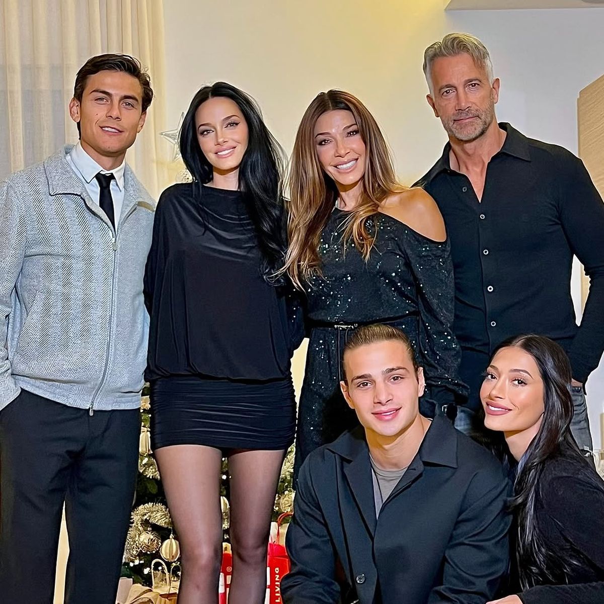 Desde Roma, Cathy Fulop confirma que es la reina del shiny y marca tendencia XS con su look. Desde Roma, Cathy Fulop confirma que es la reina del shiny y marca tendencia XS con su look.