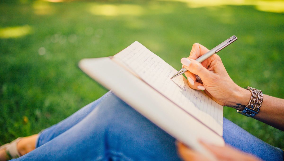 A través de una simple escritura se pueden conocer todos los aspectos de la vida de alguien; el temperamento, las vivencias personales hasta las relaciones con su familia, amigos o mundo externo. A través de una simple escritura se pueden conocer todos los aspectos de la vida de alguien; el temperamento, las vivencias personales hasta las relaciones con su familia, amigos o mundo externo.