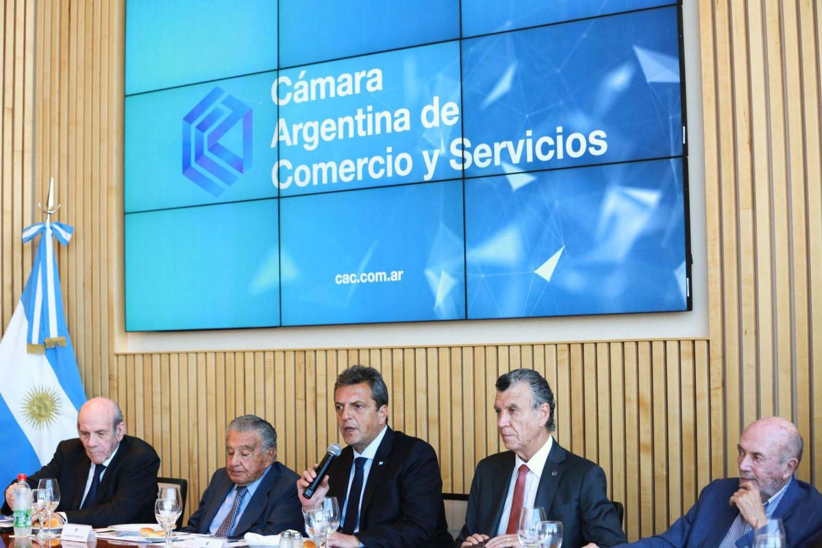 Sergio Massa junto al presidente de la Cámara Argentina de Comercio y Servicios (CAC), Natalio Grinman (a la derecha). Sergio Massa junto al presidente de la Cámara Argentina de Comercio y Servicios (CAC), Natalio Grinman (a la derecha).