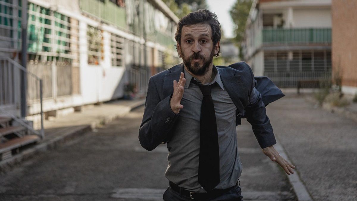 Raúl Arévalo interpreta a Miguel Millán en la serie Santo de Netflix.