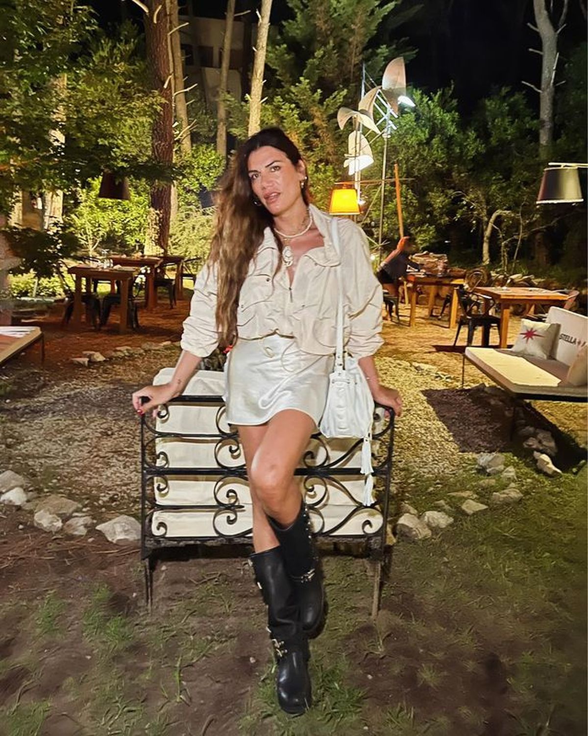 En mini al ras, Florencia de la V lleva look safari y paraliza el carnaval. En mini al ras, Florencia de la V lleva look safari y paraliza el carnaval.