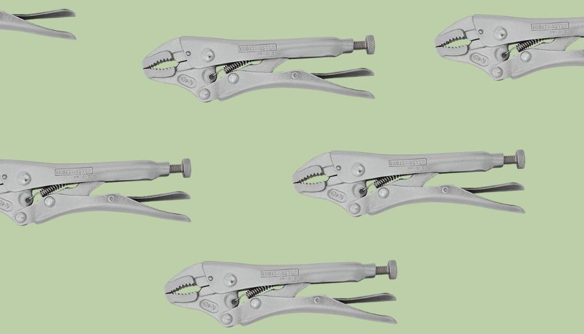 La pinza de presión, también conocida como alicate de presión, es una herramienta manual que sirve para sujetar, comprimir, cortar o torcer materiales. Imagen: Redacción Diario Uno. La pinza de presión, también conocida como alicate de presión, es una herramienta manual que sirve para sujetar, comprimir, cortar o torcer materiales. Imagen: Redacción Diario Uno.
