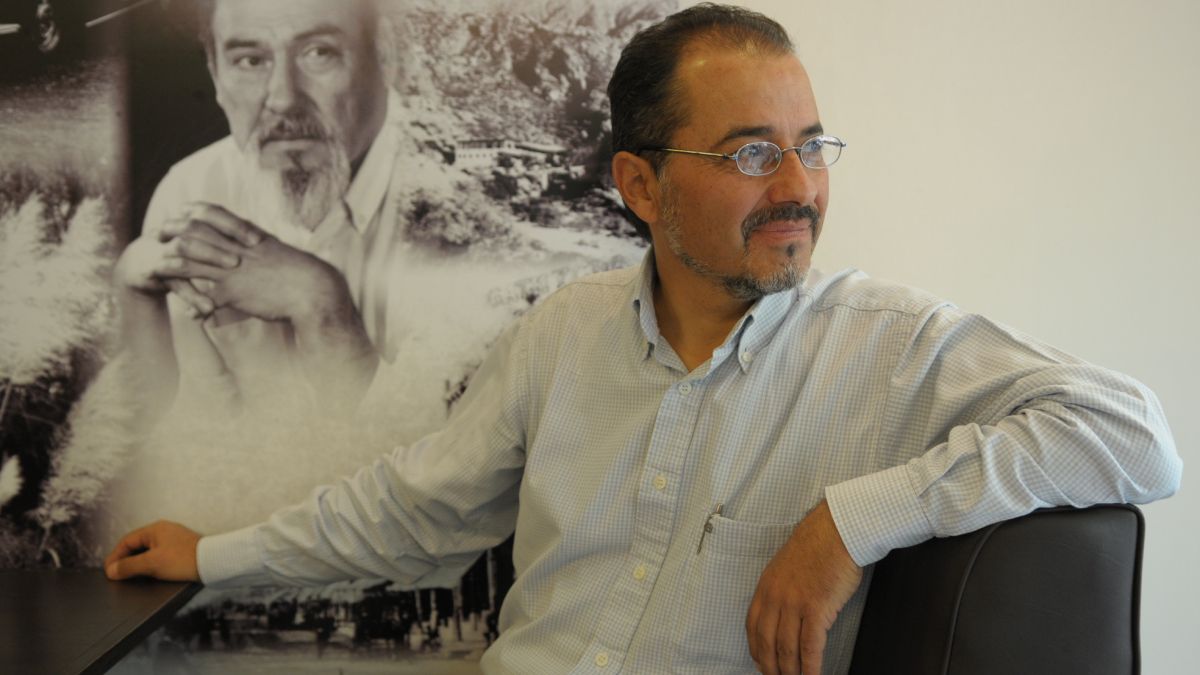 Significativa imagen de Raúl Silanes, con el gran Armando Tejada Gómez detrás.