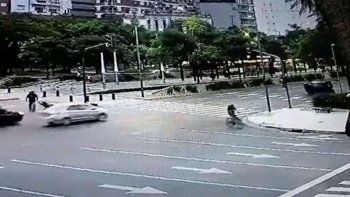 Video: manejaba alcoholizado por la 9 de Julio y volcó tras chocar con un poste