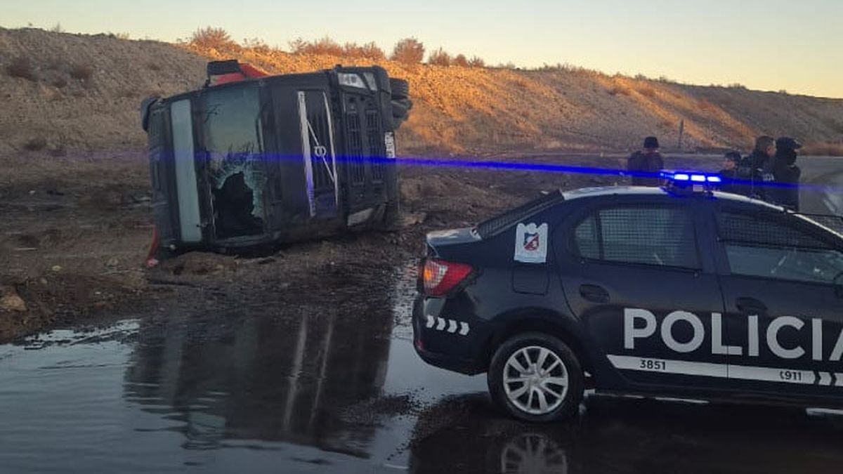 A pesar del accidente, el chofer resultó ileso con algunos golpes menores, pero ninguno de gravedad. A pesar del accidente, el chofer resultó ileso con algunos golpes menores, pero ninguno de gravedad.