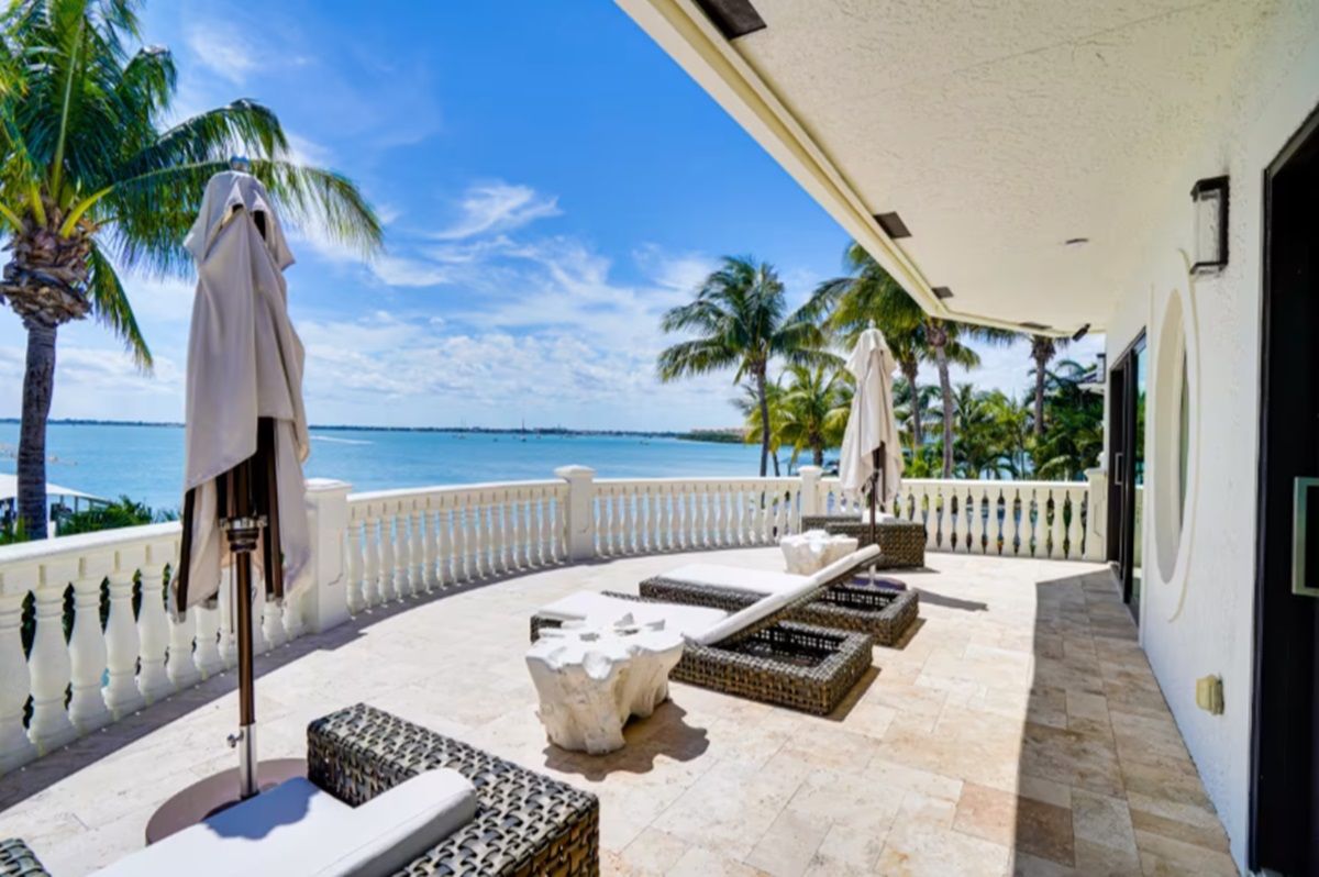 La casa tiene una terraza con vistas al océano. La casa tiene una terraza con vistas al océano. 