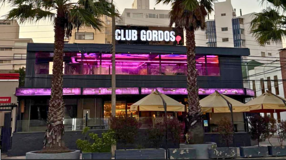 El restaurante está ubicado frente a la playa de Viña del Mar. El restaurante está ubicado frente a la playa de Viña del Mar.