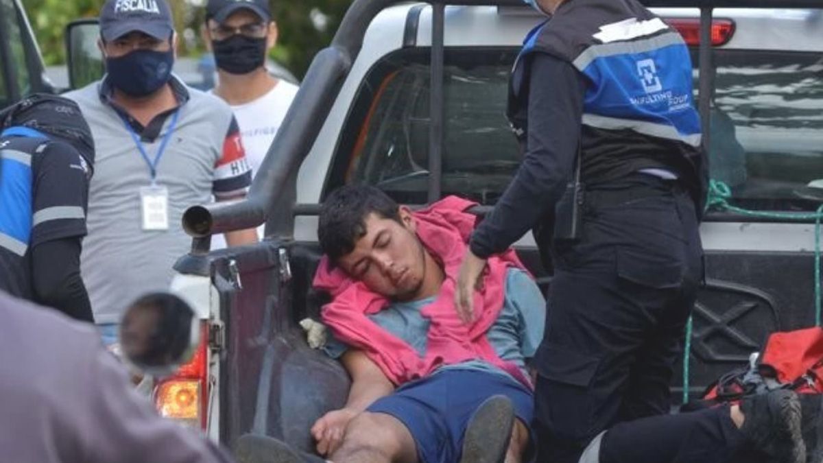 Uno de los internos que murieron en el motín en Ecuador es trasladado por la policía