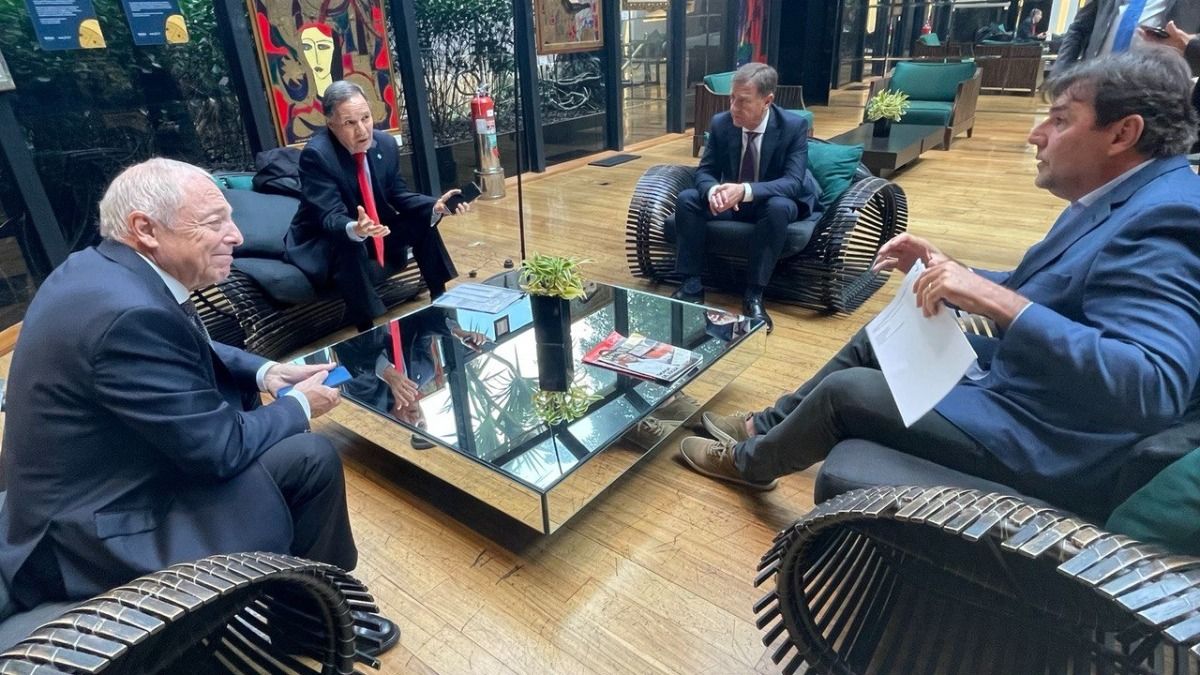 El gobernador de Mendoza, Rodolfo Suarez, junto a referentes de la producción de ajo en Brasil. A la derecha está Rafael Corsino.