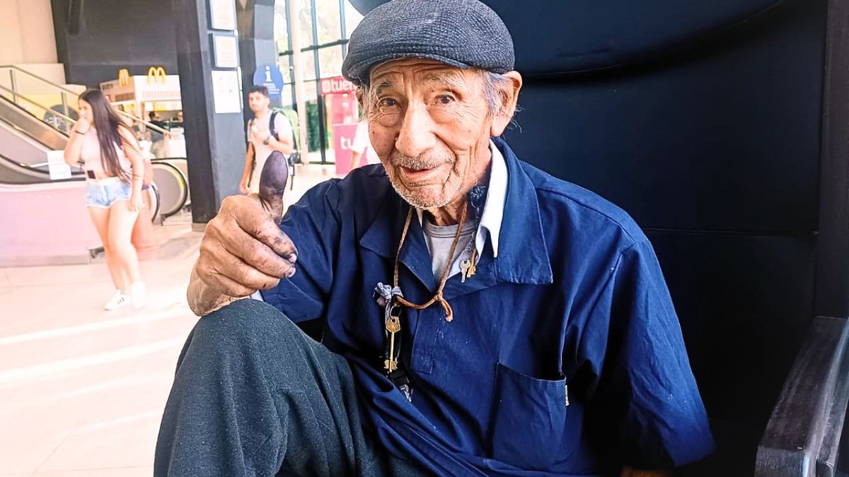 Víctor Guevara tiene 90 años y es el lustrabotas que guarda medio siglo de historias en la Terminal de Mendoza
