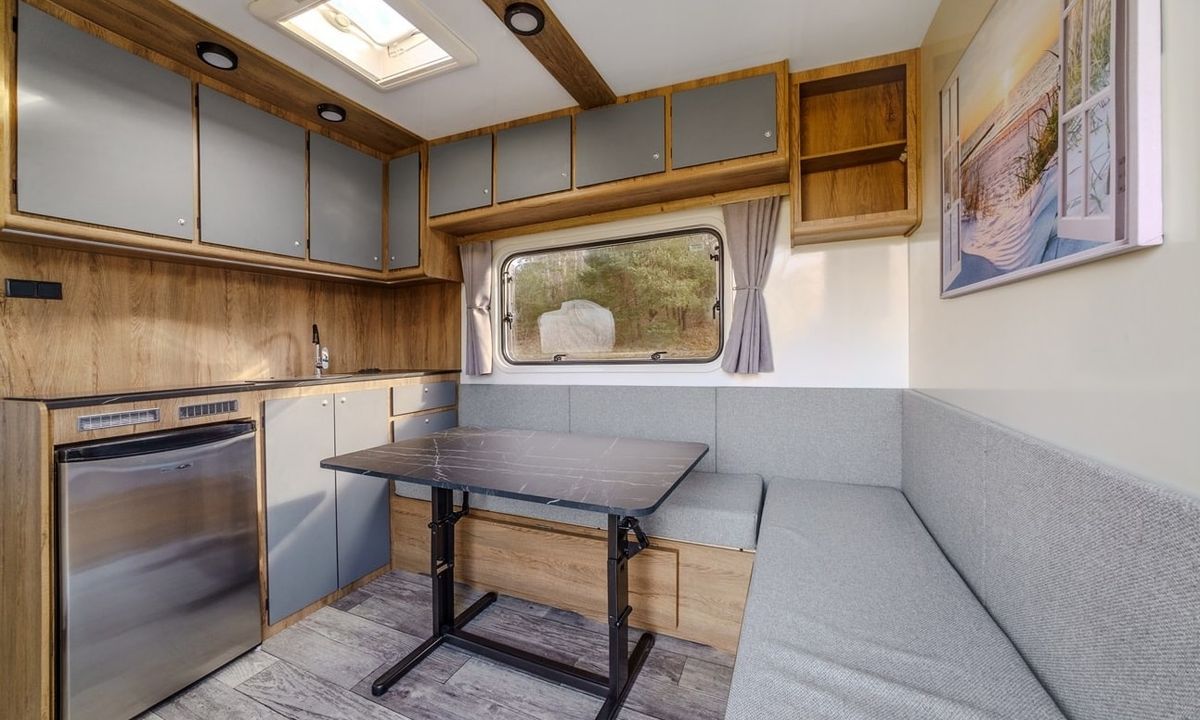 El interior de la casa rodante tiene un living espacioso que alcanza para una familia de 6 personas. El interior de la casa rodante tiene un living espacioso que alcanza para una familia de 6 personas.