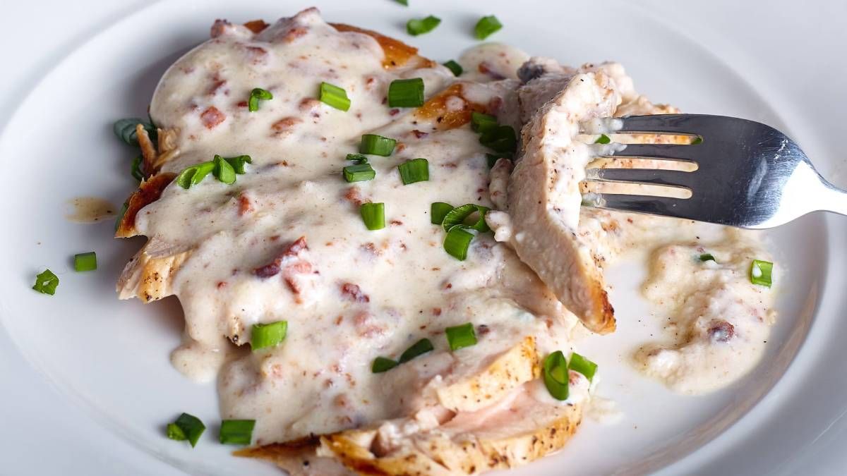 El pollo al verdeo con crema es una receta reconfortante y liviana para disfrutar del almuerzo. El pollo al verdeo con crema es una receta reconfortante y liviana para disfrutar del almuerzo.