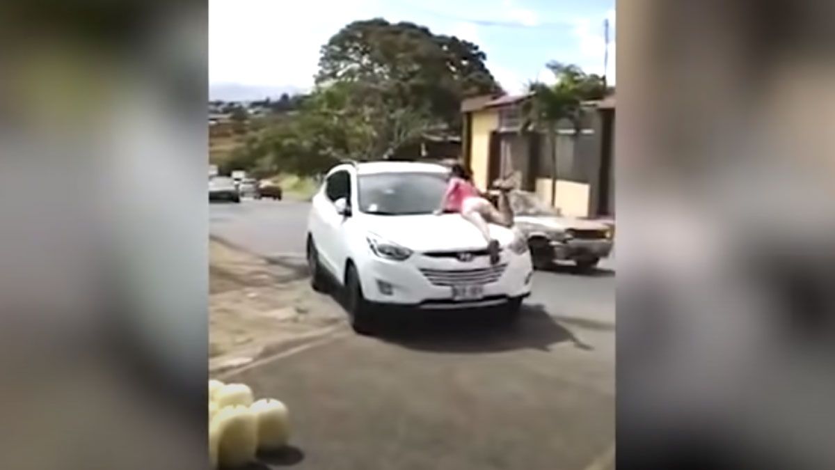 Captura de video. La mujer se subió al capot porque su marido estaba con la amante.&nbsp;