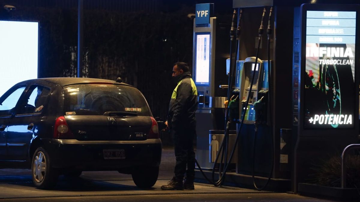 Con el "micropricing" aplicado por YPF, muchos de quienes cargaban combustible en Mendoza de d&iacute;a ahora prefieren esperar a la madrugada.&nbsp;