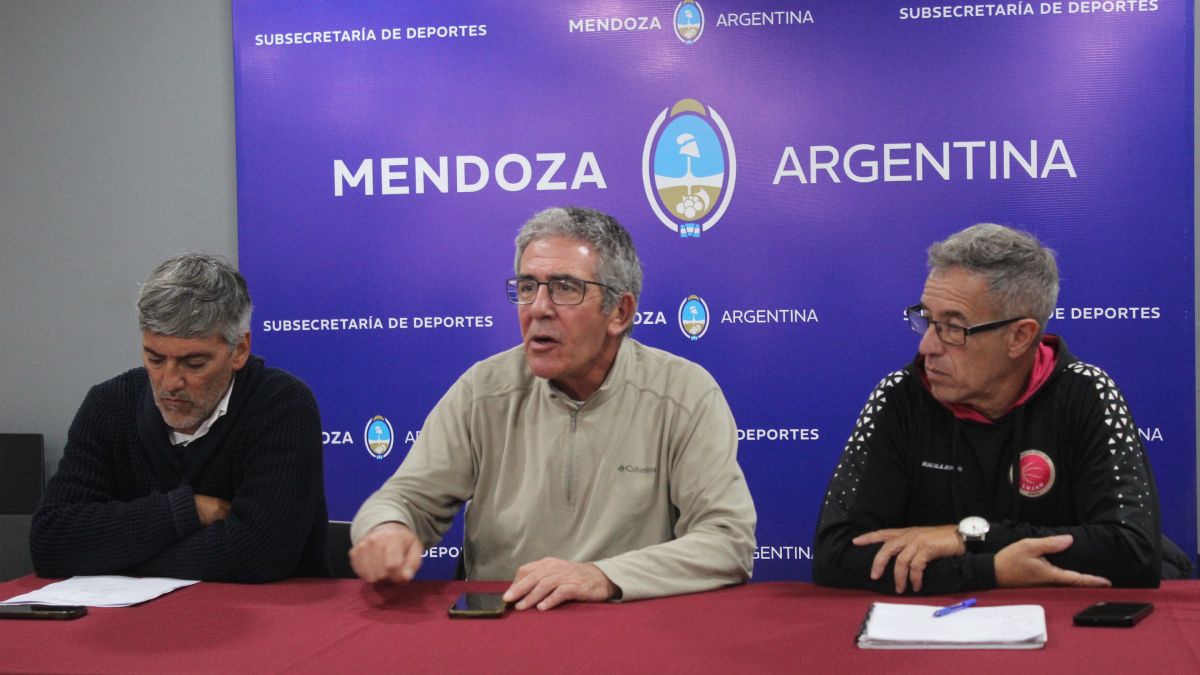 Rodrigo Araya, director de Deporte Federado y Alto Rendimiento, el subsecretario de Deportes de Mendoza Federico Chiapetta, y el coordinador técnico del Centro de Acondicionamiento Físico, Alejandro Benito. Rodrigo Araya, director de Deporte Federado y Alto Rendimiento, el subsecretario de Deportes de Mendoza Federico Chiapetta, y el coordinador técnico del Centro de Acondicionamiento Físico, Alejandro Benito.