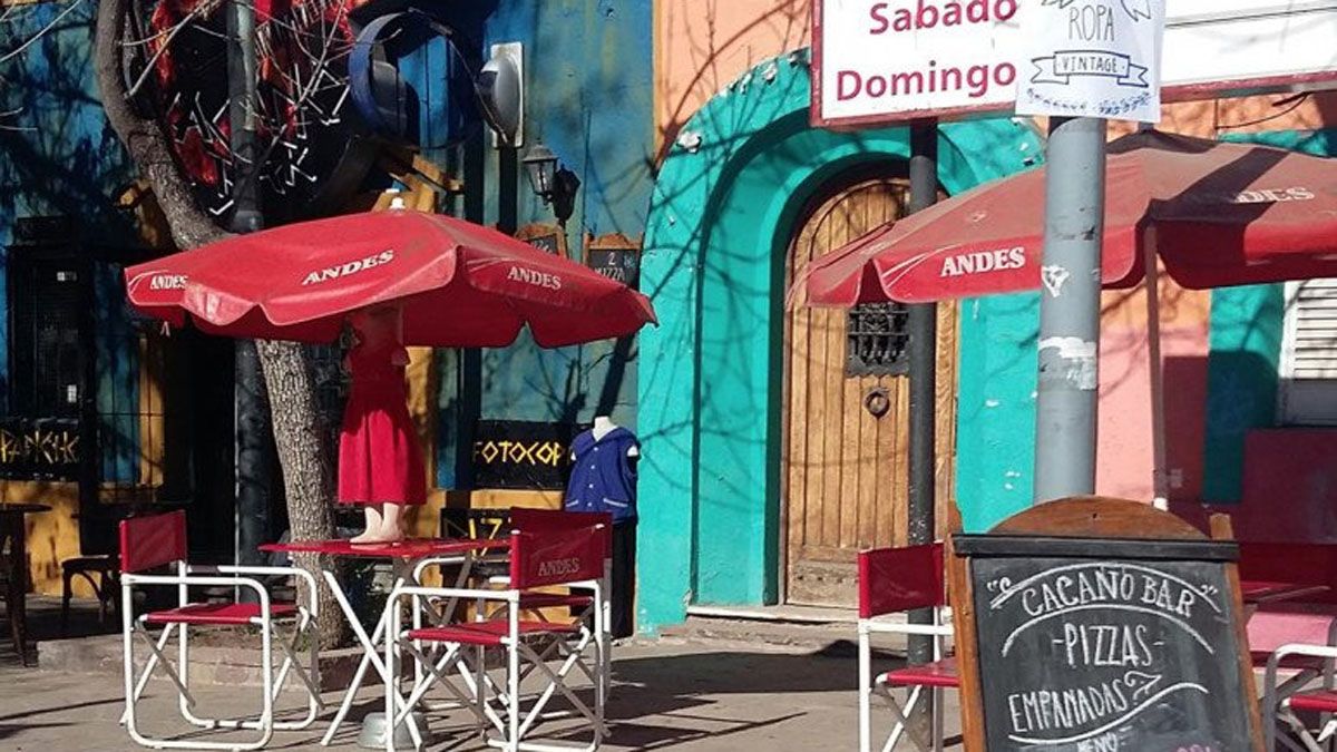 El Cacano bar funcionaba frente a la plaza de Chacras de Coria. El Cacano bar funcionaba frente a la plaza de Chacras de Coria.