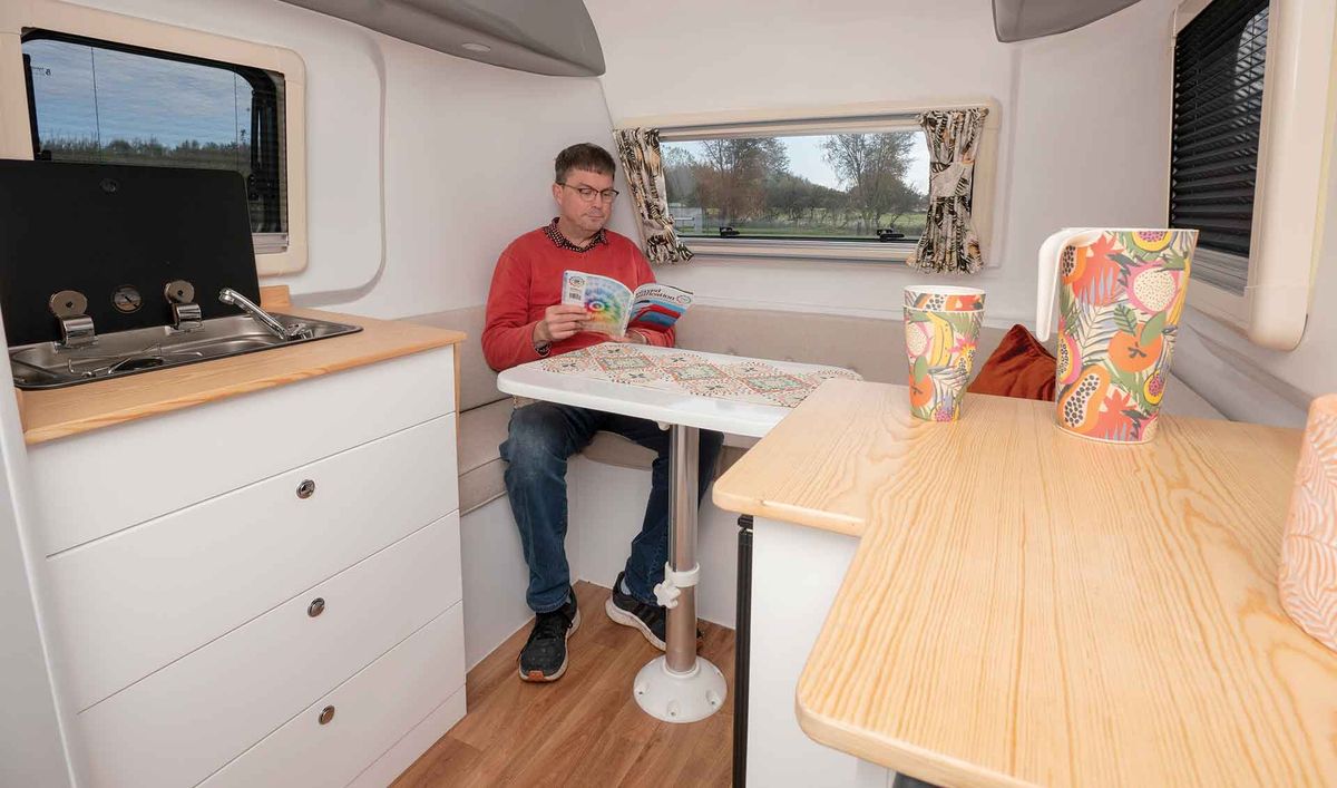 El interior de esta casa rodante es completamente acogedor. El interior de esta casa rodante es completamente acogedor.