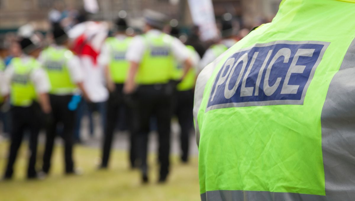 La policía encontró el cuerpo del hijo desaparecido enterrado en el patio. La policía encontró el cuerpo del hijo desaparecido enterrado en el patio. 
