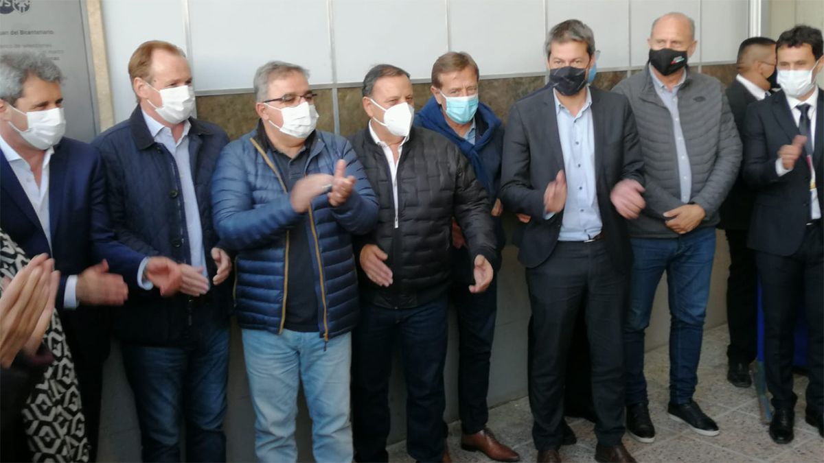 Contentos. Varios los de los gobernadores y el ministro Lammens.&nbsp; Al lado del funcionario nacional está Rodolfo Suarez.