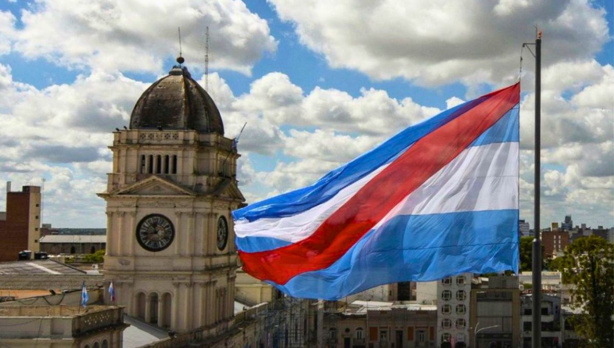 La bandera de la provincia de Entre R&iacute;os es similar a la bandera nacional, solo que atravesada por una franja roja.