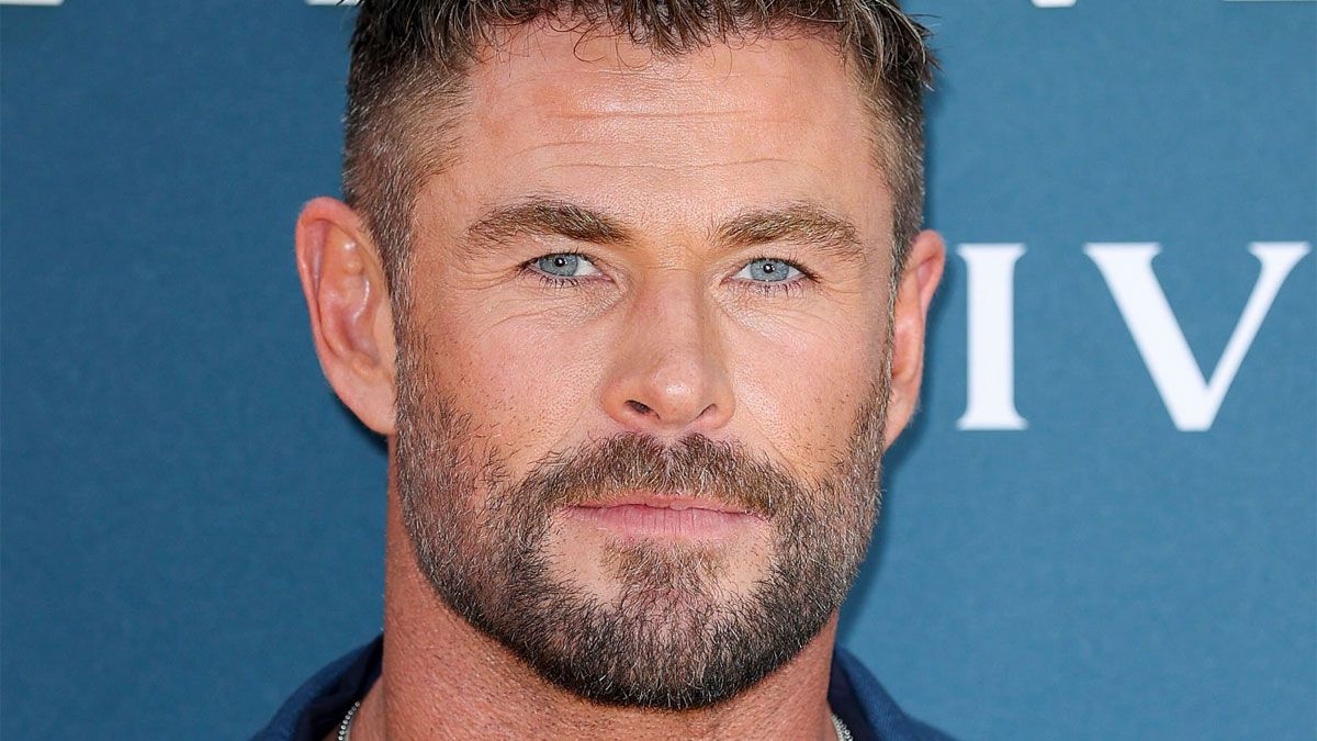 El actor Chris Hemsworth interpreta al farmacéutivo Steve Abnesti en la película de Netflix.