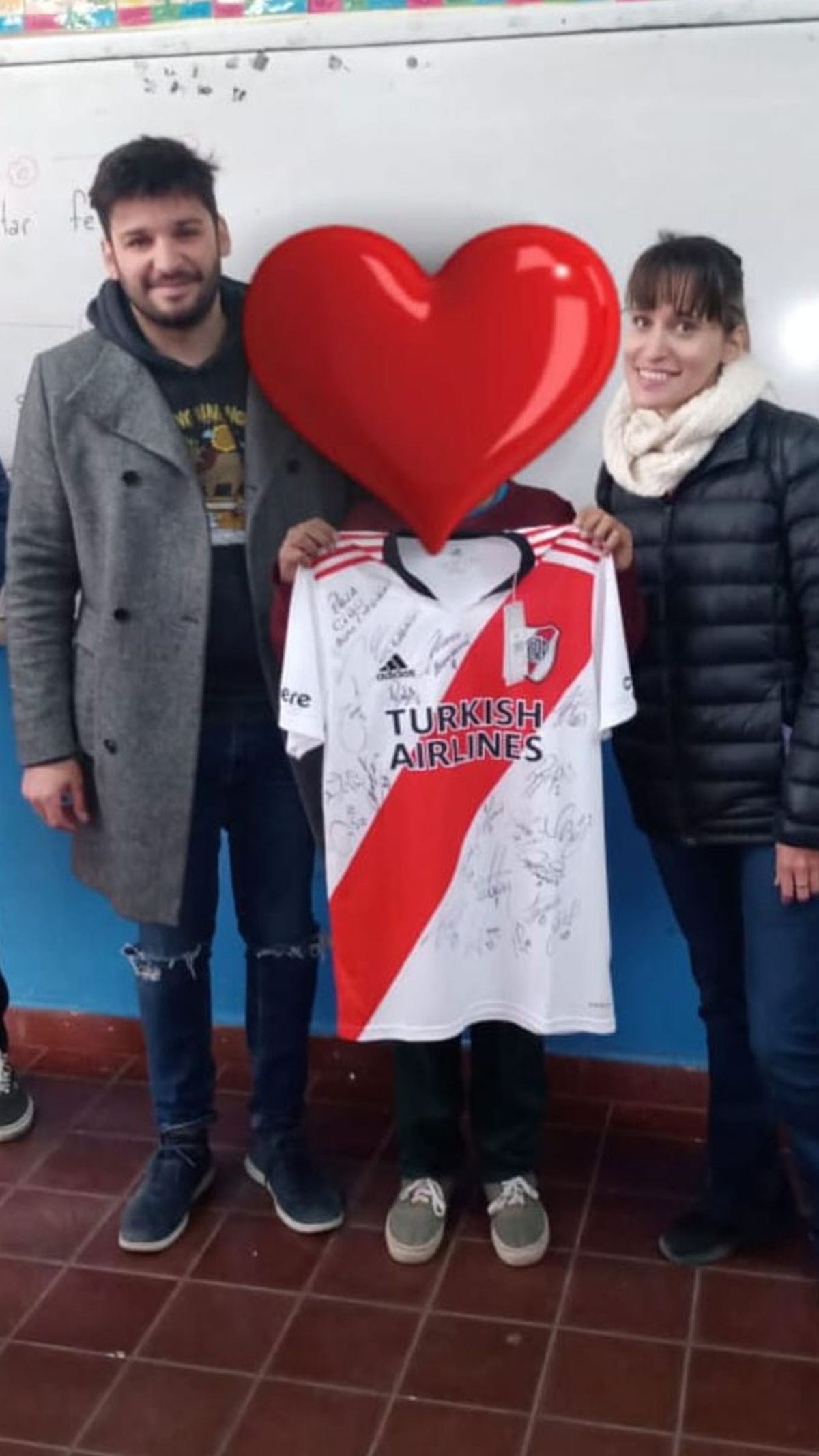 Emiliano Giménez, el hijo de la docente Valeria, quien le consiguió a Ciro la camiseta de River firmada por el plantel.