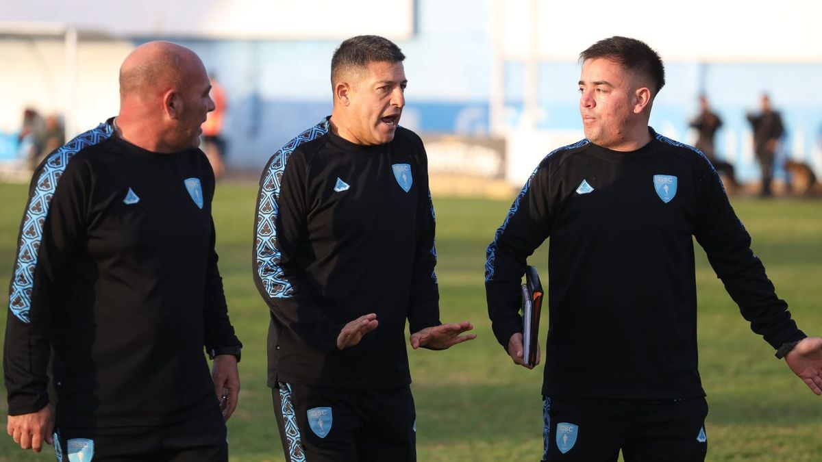 Pablo Jofré en el medio junto a sus ayudantes de campo Gonzalo Torres y Daniel Nievas.