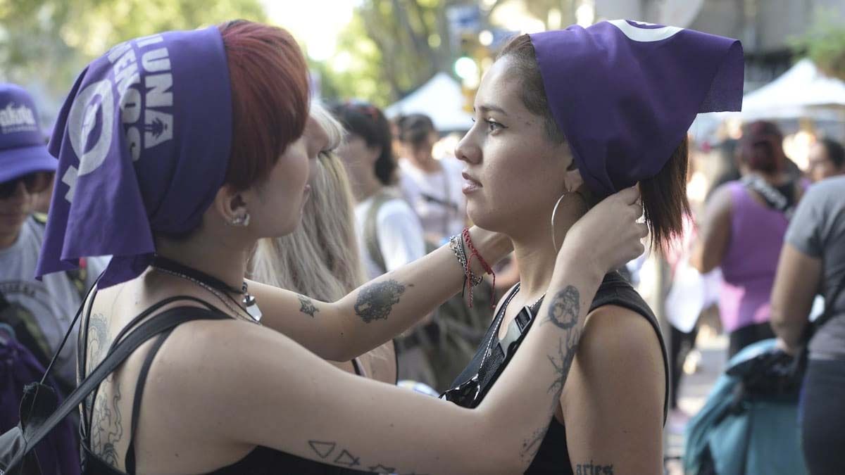 Mujeres de todas las edades marcharon en Mendoza por el Día Internacional de la Mujer.