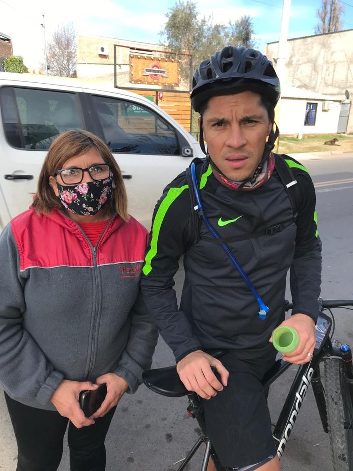 Enzo P&eacute;rez, de ciclista, disfrutando su estad&iacute;a en Mendoza.